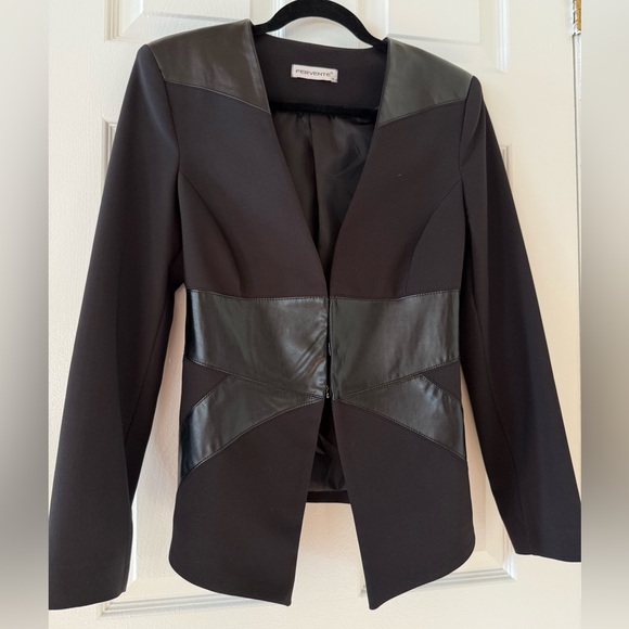 Fervente Elegant Black Blazer with Leather Details - Picture 2 of 9